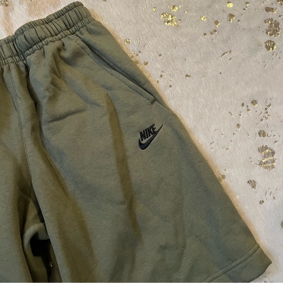 NWT NIKE XS Sportswear Club Fleece Graphic Cotton Short Olive Green Logo - Picture 10 of 10